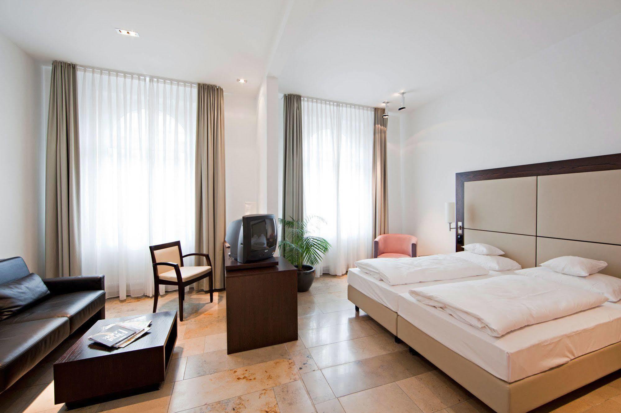 Burns Art Hotel Дюселдорф Стая снимка